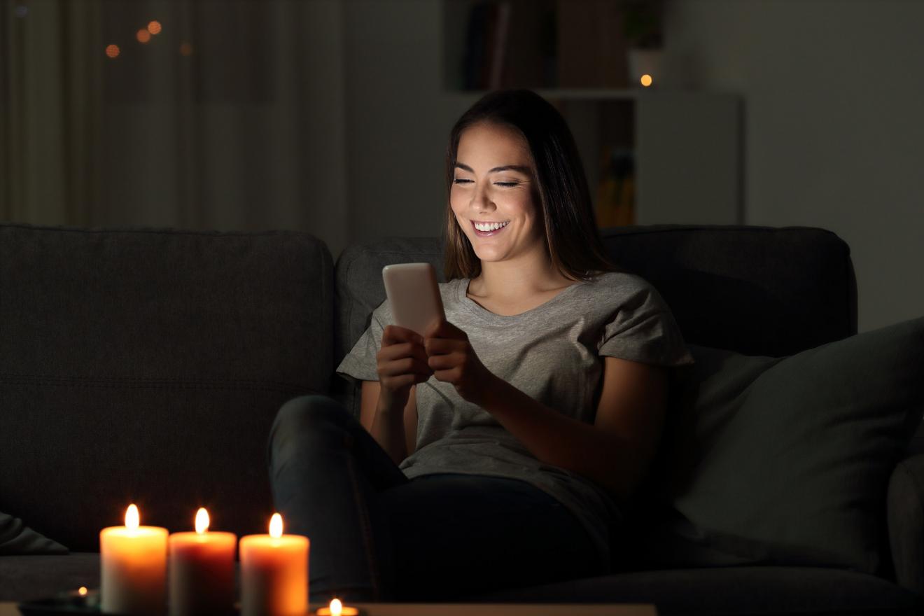 woman-texting-during-a-power-outage-smart-codes-program